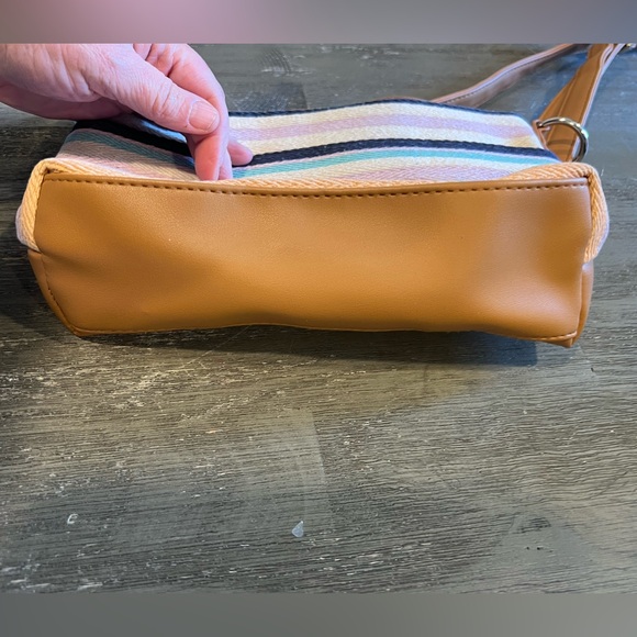 Multicolor canvas textured crossbody purse, adjustable strap, lots of pockets - Picture 4 of 8